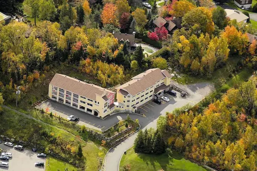 Hotel and Suites Les Laurentides - Image 1