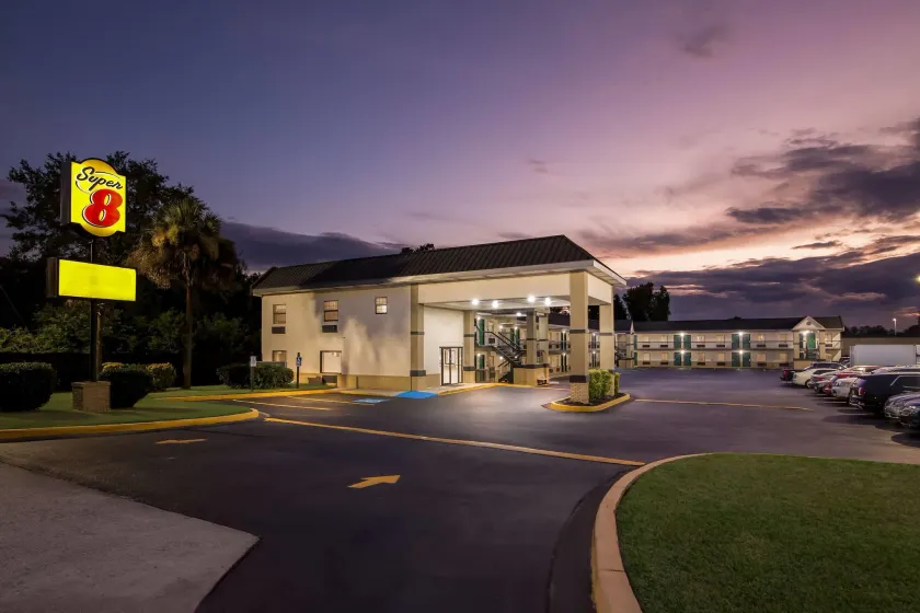 Super 8 by Wyndham Columbia - Image 1