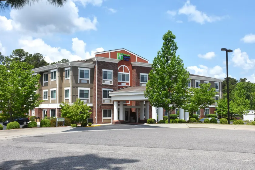 Holiday Inn Express & Suites Southern Pines-Pinehurst Area by IHG - Image 1