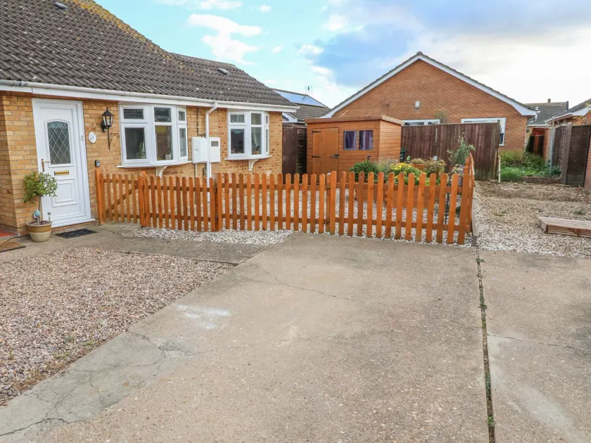 Bumble Bee Cottage - Image 1