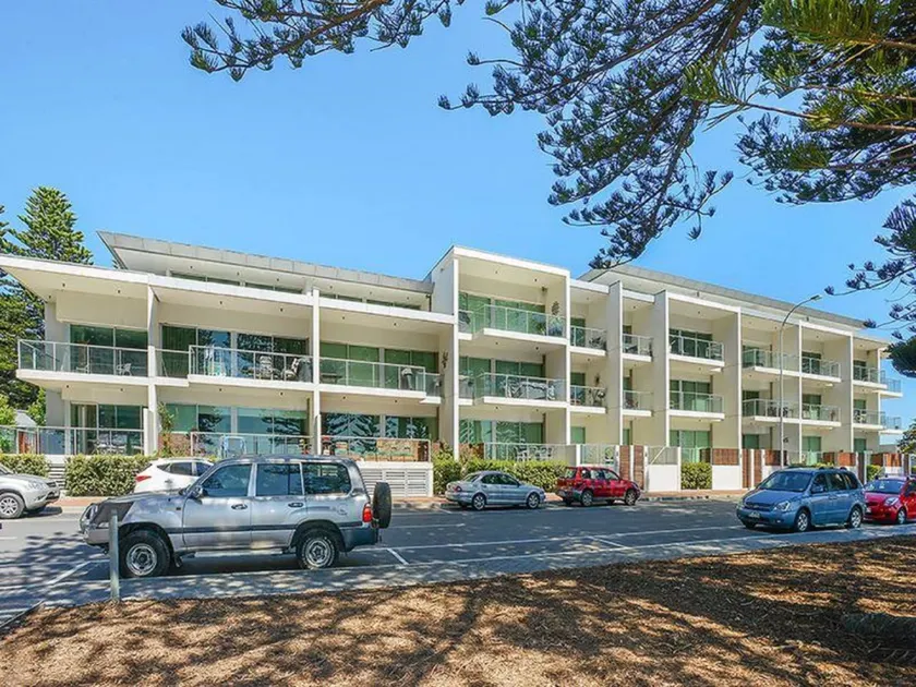 Breeze Beachfront Apartment nr 1 - Image 1
