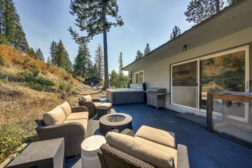 Chic Idaho Retreat w/ Hot Tub, Grill & Pool Table! - Image 1