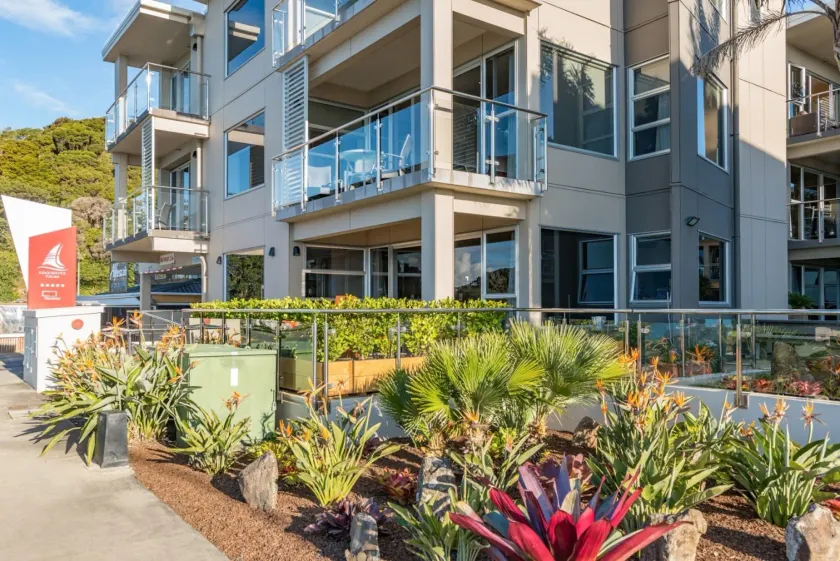 Edgewater Palms Apartments - Image 1