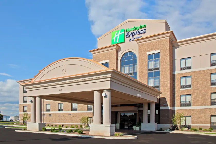 Holiday Inn Express and Suites Columbus Edinburgh by IHG - Image 1
