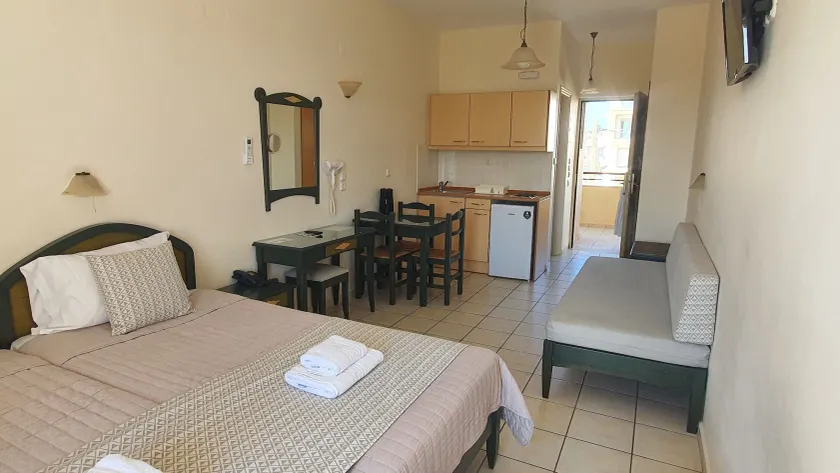 Zannis Hotel - Image 1