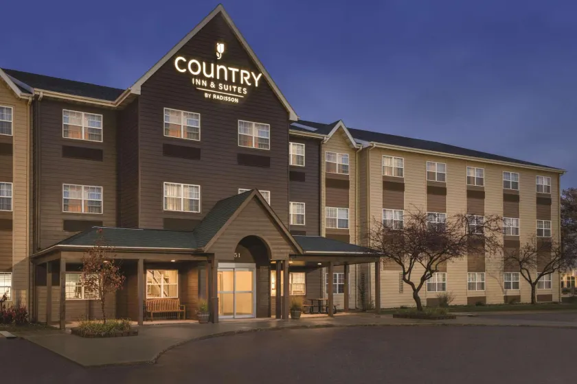 Country Inn & Suites by Radisson, Dakota Dunes, SD - Image 1