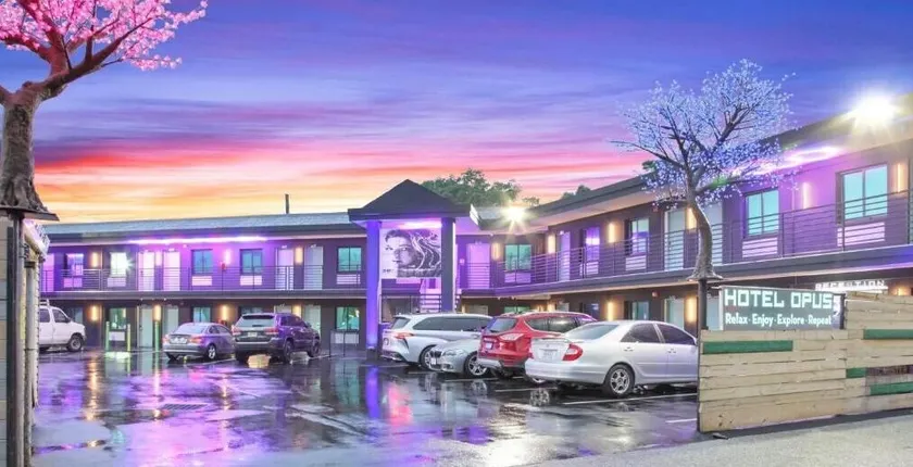 Hotel OPUS Bronx Near Bay Plaza Mall - Image 1
