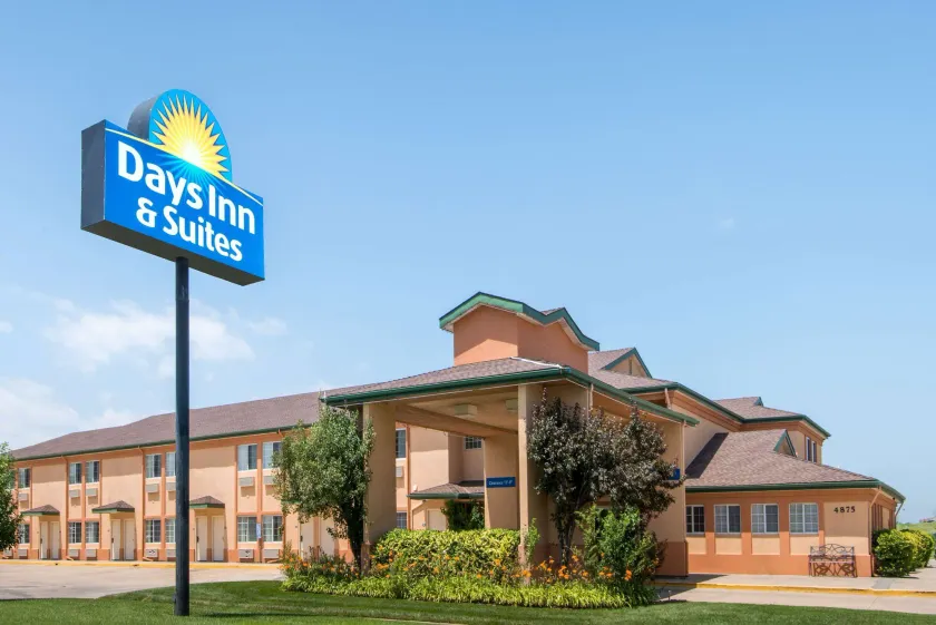 Days Inn & Suites by Wyndham Wichita - Image 1