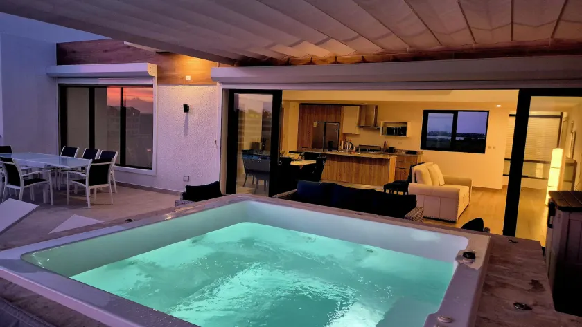 Luxury Beach Penthouse Jacuzzi Lagoon View - Image 1