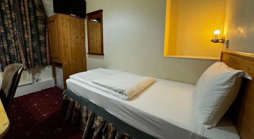Bridge Park Hotel - Image 1