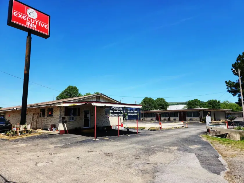 Econo Lodge Mena near QueenWilhelmina State Park - Image 1