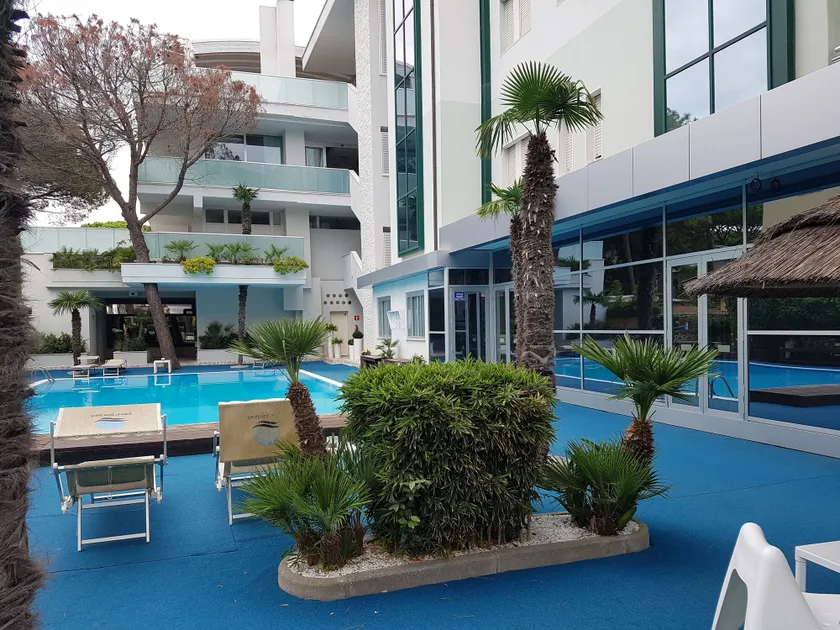 Hotel Carillon - Image 1
