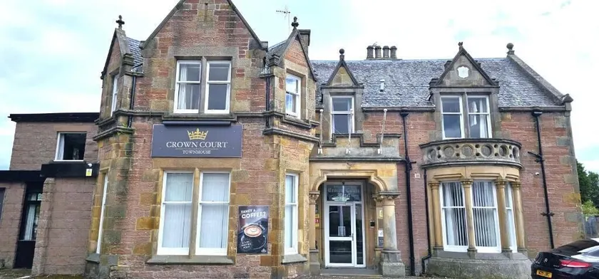 Crown Hotel & Bar - Image 1