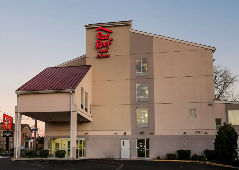 Red Roof Inn & Suites Philadelphia - Bellmawr - Image 1