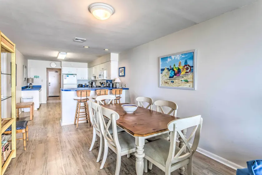 Beach & Boardwalk Access: North Myrtle Beach Condo - Intérieur