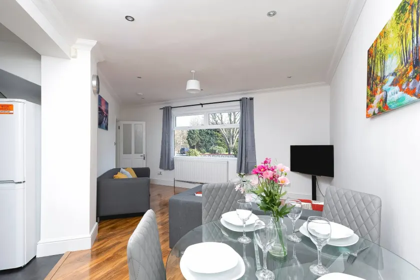 Skyvillion - Enfield 4bed House W Garden & Parking - Image 1