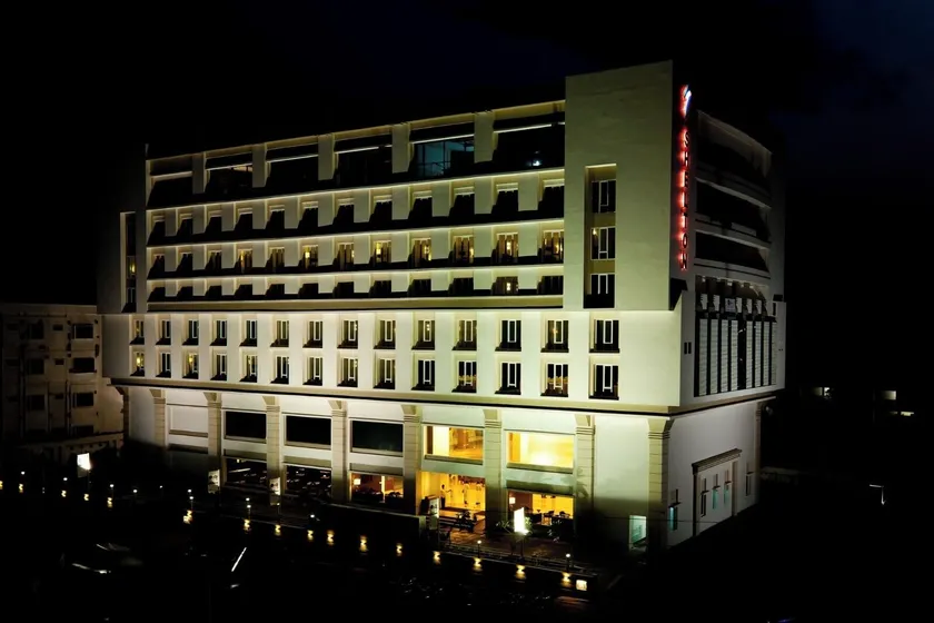 Hotel Shelton Rajamahendri - Image 1
