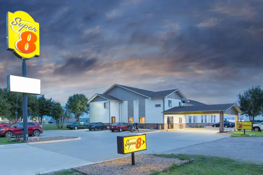 Super 8 by Wyndham Belleville - Image 1