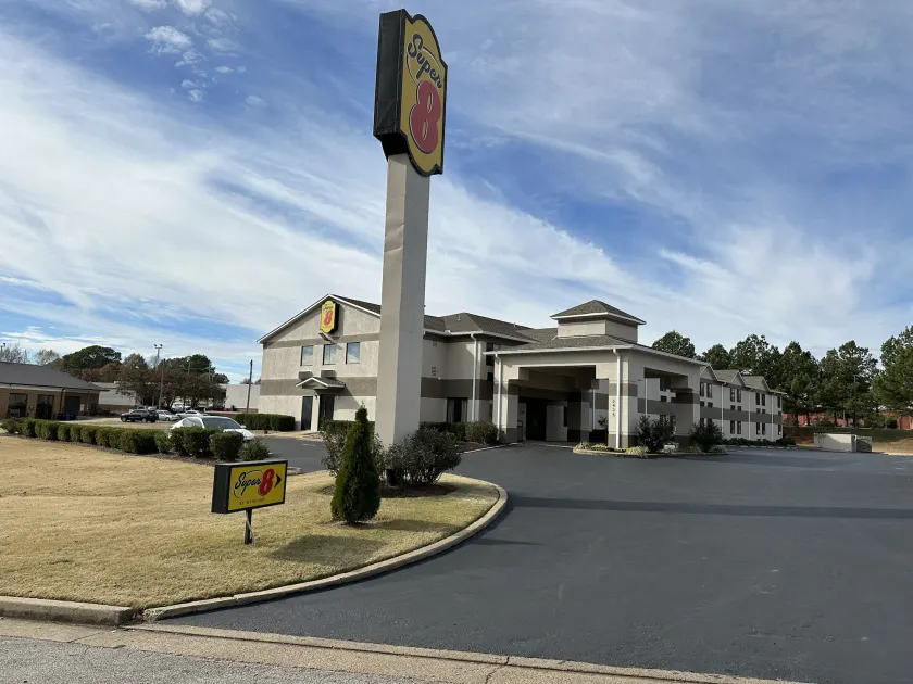 Super 8 by Wyndham Hernando - Image 1