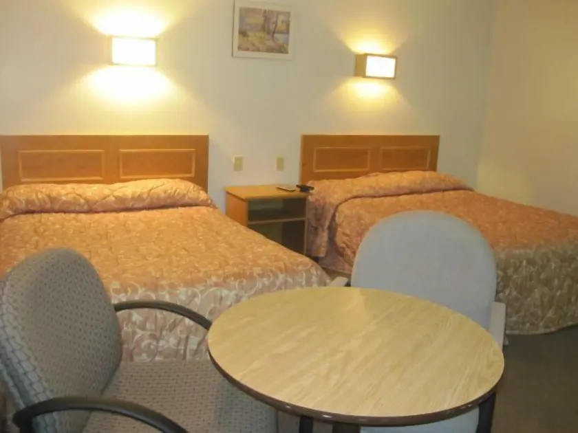 Clarkson Village Motel, 1815 Lakeshore Rd West Mississauga - Image 1