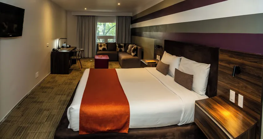 Hotel Casa Ciudad - Image 1