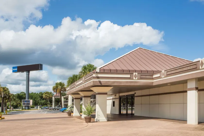Travelodge by Wyndham Deltona - Image 1