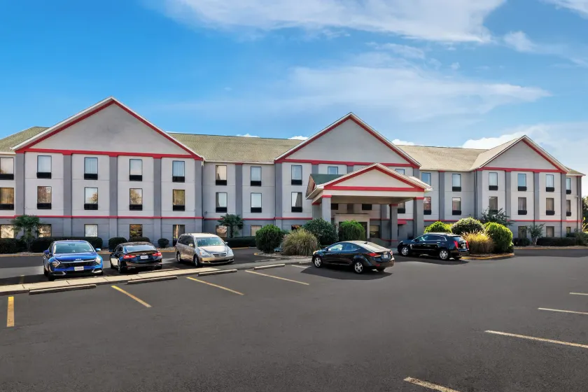 Red Roof PLUS+ & Suites Atlanta Airport South - Image 1