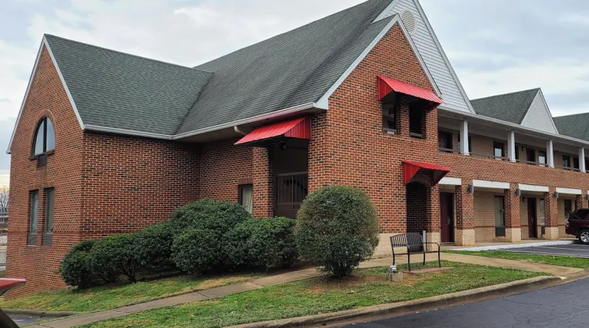 Red Roof Inn & Suites Cornelius - Lake Norman - Image 1