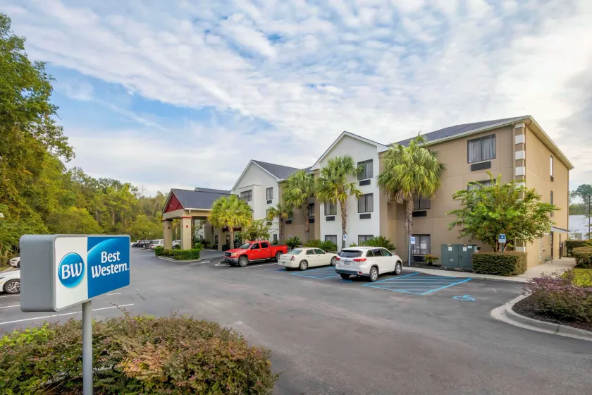 Best Western Magnolia Inn and Suites - Image 1