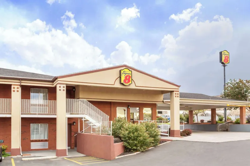 Super 8 by Wyndham Salina/Scenic Hills Area - Image 1