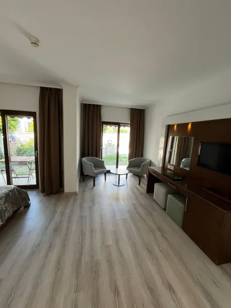 Small Beach Hotel - Image 1