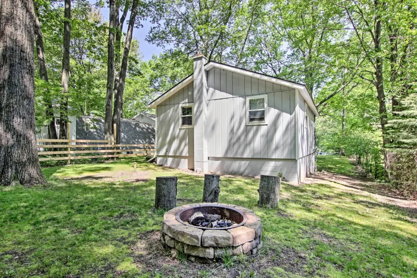 Ludington Cottage w/ Deck, Yard & Fire Pit! - Innvendig