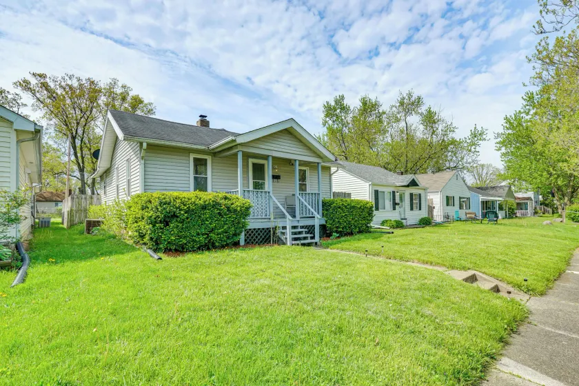 3 Mi to Dtwn Fort Wayne: Home w/ Deck & Yard! - Image 1
