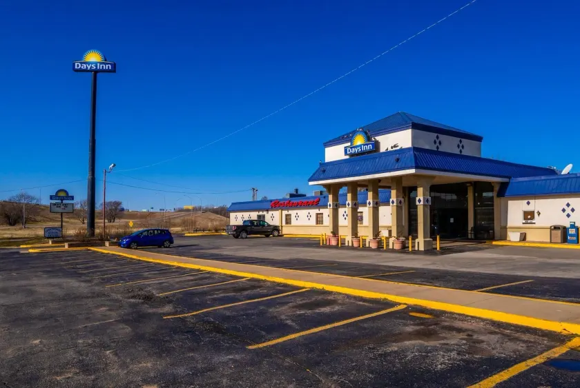 Days Inn by Wyndham Clinton OK - Image 1