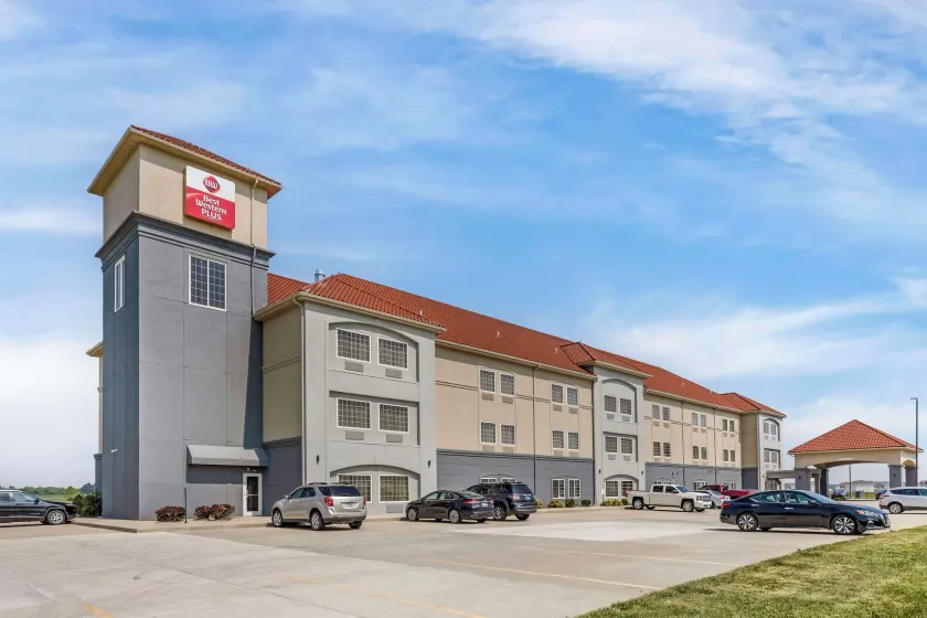 Best Western Plus MidAmerica Hotel - Image 1