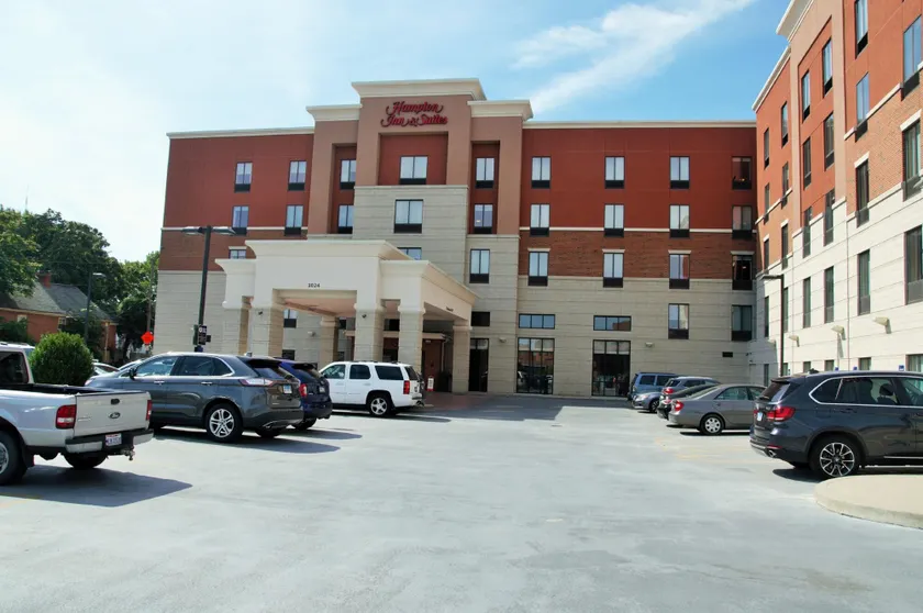 Hampton Inn & Suites Cincinnati/Uptown-University Area - Image 1