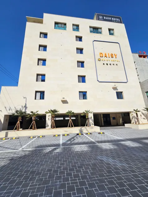 Daisy hotel - Image 1