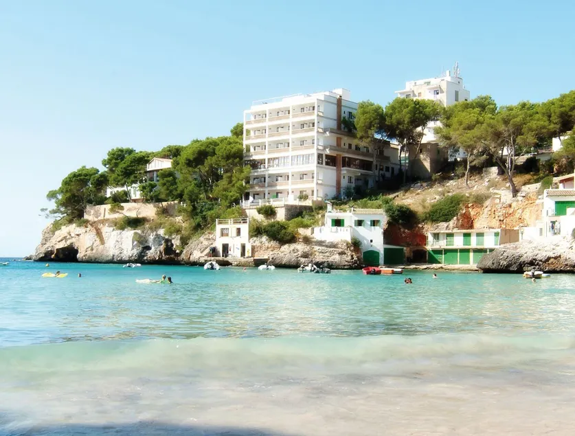 Hotel Pinos Playa - Image 1