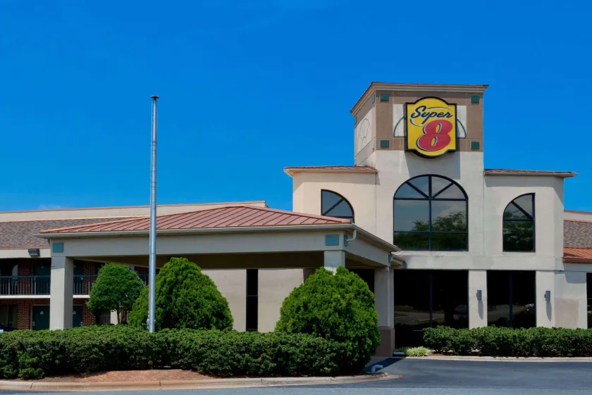 Super 8 by Wyndham Huntersville/Charlotte Area - Image 1