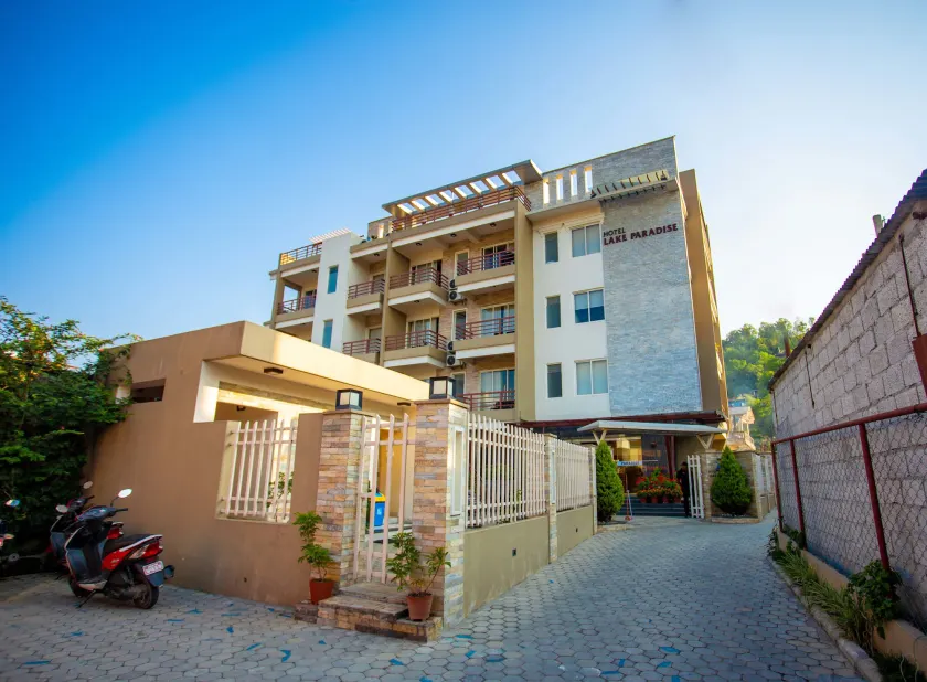 Hotel Lake Paradise - Image 1