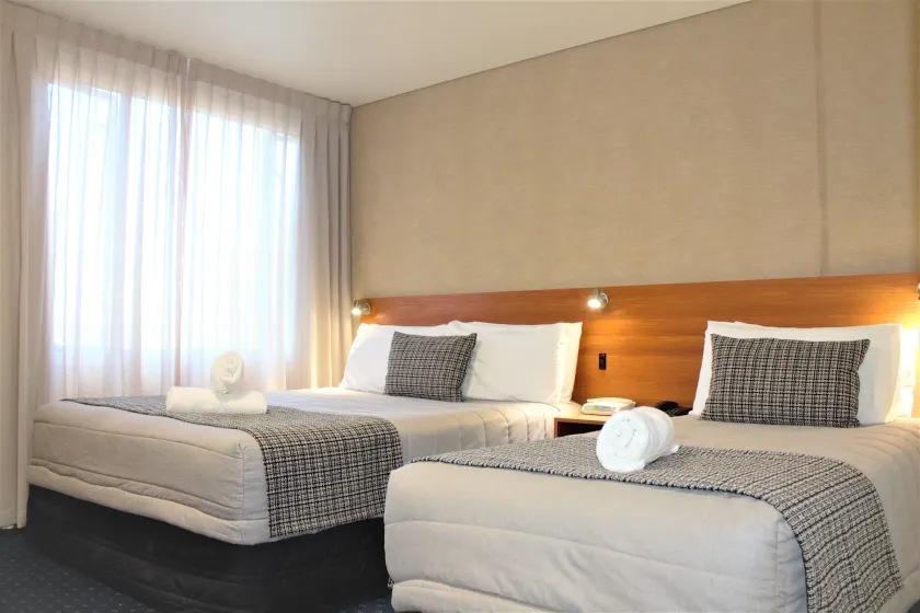 Ventura Inn & Suites Hamilton - Image 1