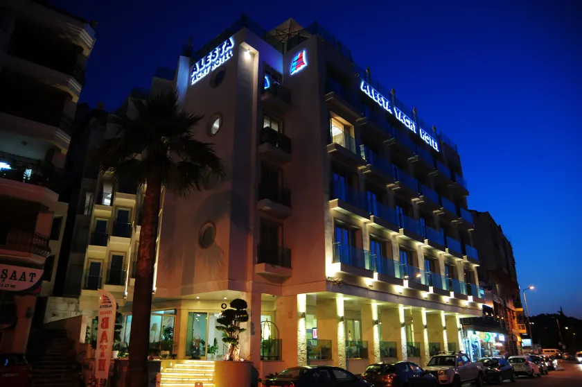 Alesta Yacht Hotel - Image 1
