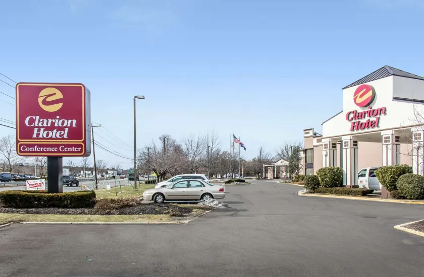 Clarion Hotel & Conference Center Ronkonkoma MacArthur Airport - Image 1