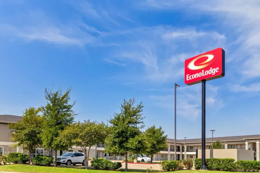 Econo Lodge - Image 1