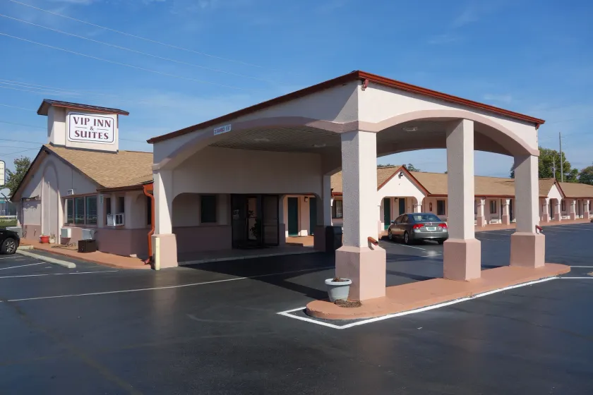 VIP Inn and Suites - Image 1