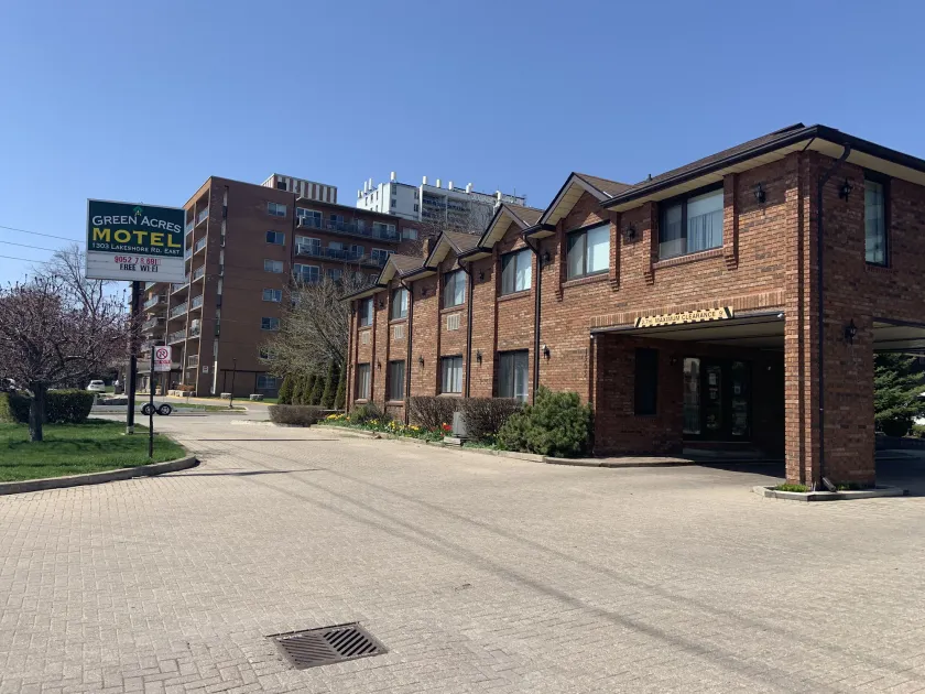Toronto Lakeshore Hotel - Image 1