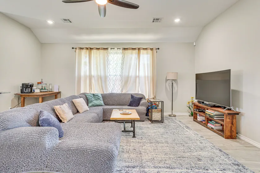 Pet-friendly Elgin Retreat w/ Patio, Grill & Yard! - Opholdsområde