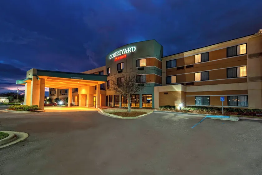 Courtyard by Marriott Alexandria - Image 1