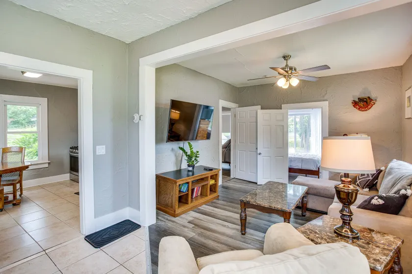 Lakefront Mound Apartment w/ Sunroom & Bicycles! - Image 1