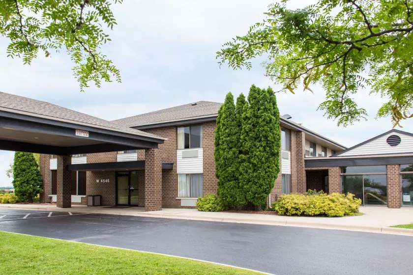 Days Inn by Wyndham Johnson Creek - Image 1
